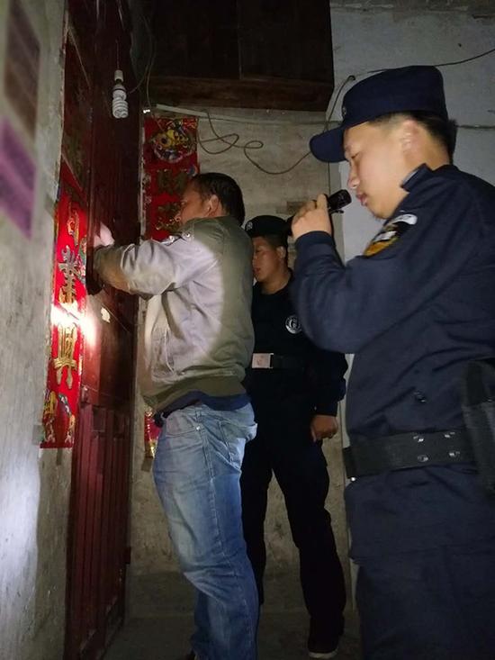 包头粗心妈妈误将幼女锁家中 民警全城寻开锁师傅开门